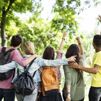 Groepje blije tieners